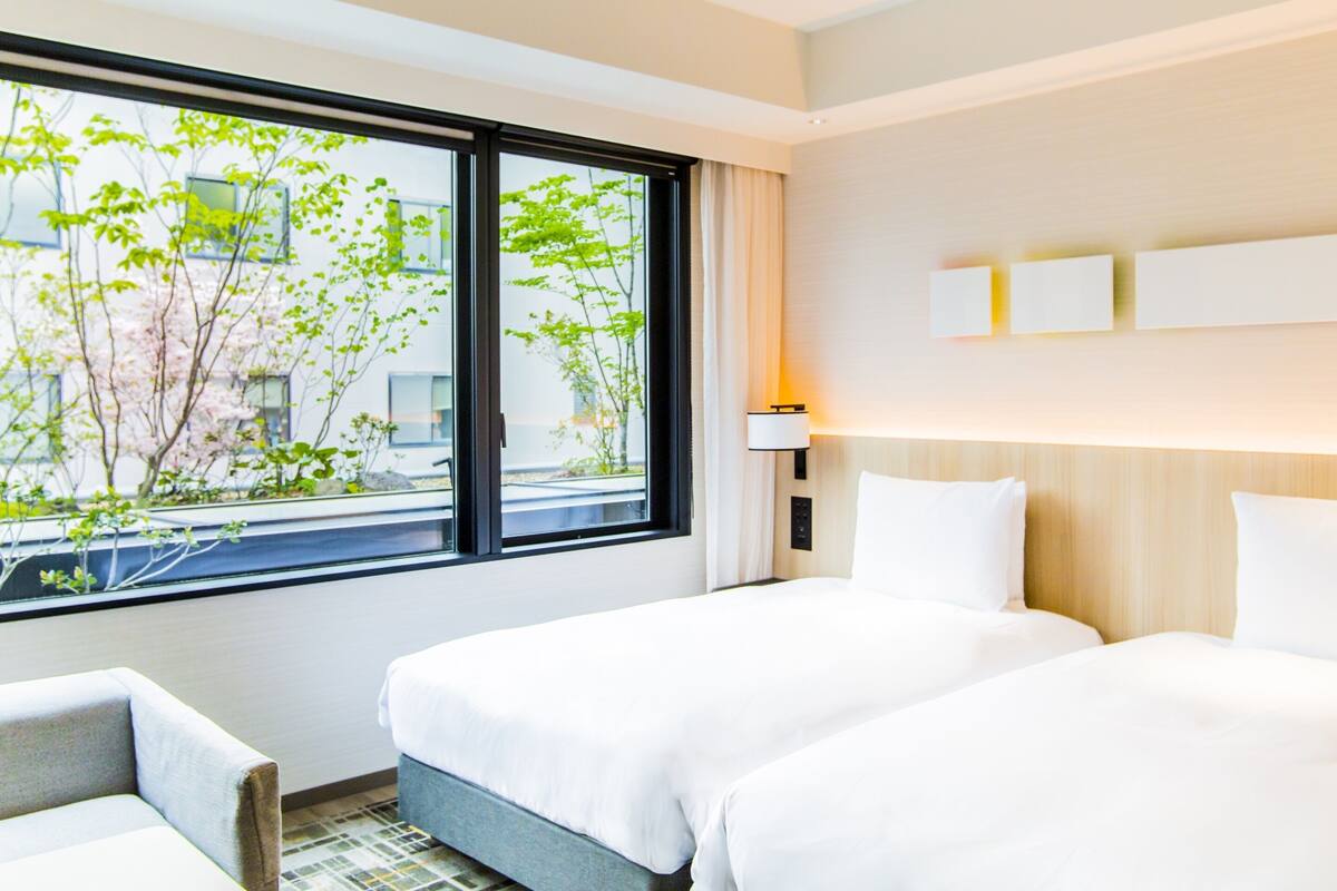 Phòng, bồn tắm, quang cảnh vườn (2 Twin Beds) | Chăn bông, két bảo mật tại phòng, bàn, màn/rèm cản sáng 
