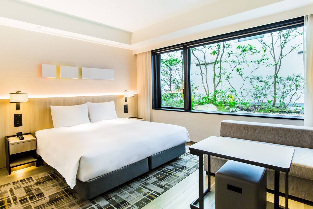 Phòng, 1 giường cỡ king, quang cảnh vườn | Chăn bông, két bảo mật tại phòng, bàn, màn/rèm cản sáng 