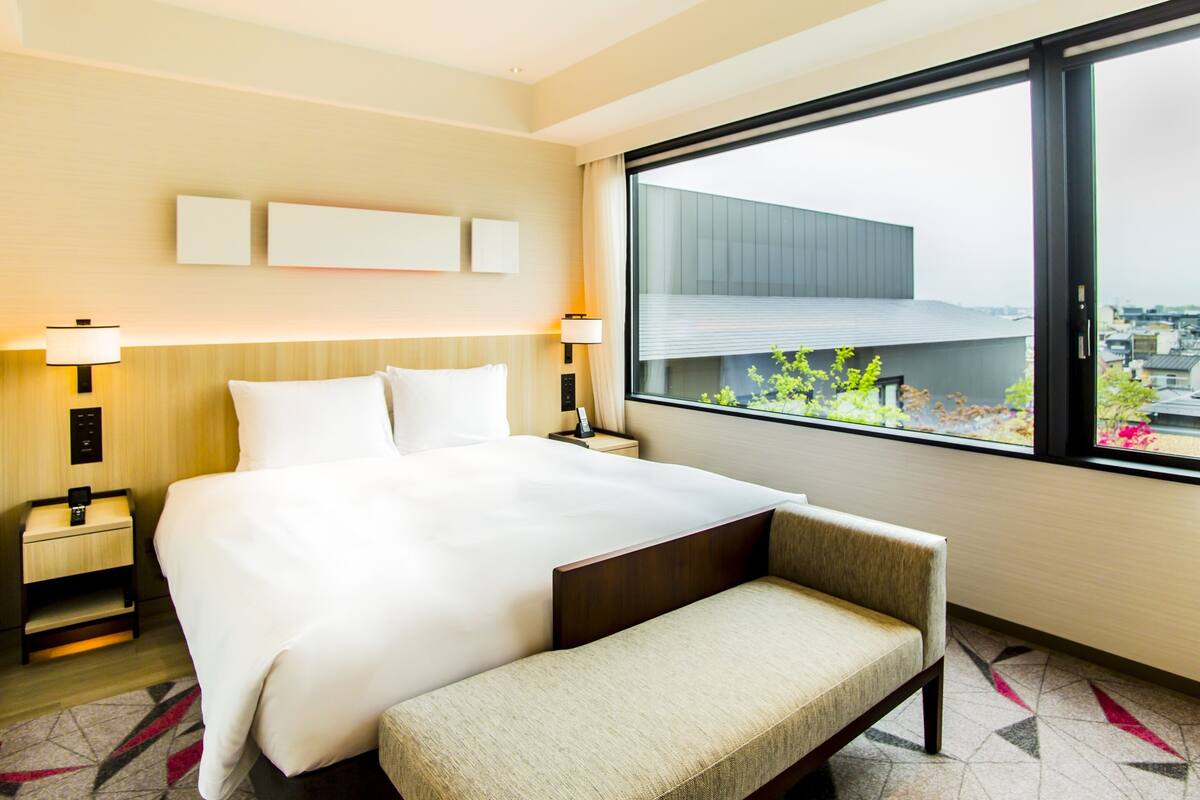 Phòng Suite, 1 giường cỡ king, bồn tắm | Chăn bông, két bảo mật tại phòng, bàn, màn/rèm cản sáng 