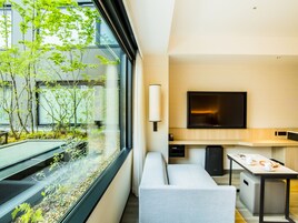 룸, 욕조, 정원 전망 (2 Twin Beds) | 오리/거위털 이불, 객실 내 금고, 책상, 암막 커튼