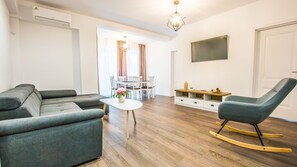 Family Apartment | Private kitchen | Full-size fridge, microwave, oven, dishwasher