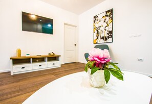 Family Apartment | Living area | 128-cm LED TV with digital channels, TV, heated floors