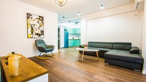 Family Apartment | Living area | 128-cm LED TV with digital channels, TV, heated floors