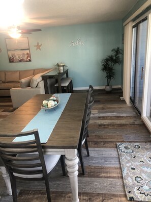 Dining - Three Bedrooms Sea Oats  Gulf Shores Condo  rents Saturday to Saturday (Gulf Shores)