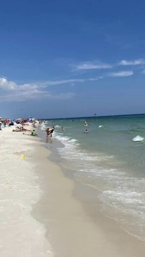 Beach nearby, sun loungers - Three Bedrooms Sea Oats  Gulf Shores Condo  rents Saturday to Saturday (Gulf Shores)