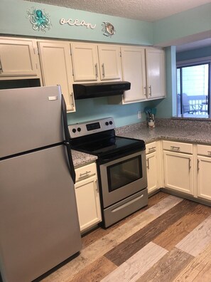 Fridge, microwave, oven, stovetop - Three Bedrooms Sea Oats  Gulf Shores Condo  rents Saturday to Saturday (Gulf Shores)