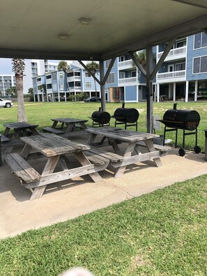 Outdoor dining - Three Bedrooms Sea Oats  Gulf Shores Condo  rents Saturday to Saturday (Gulf Shores)
