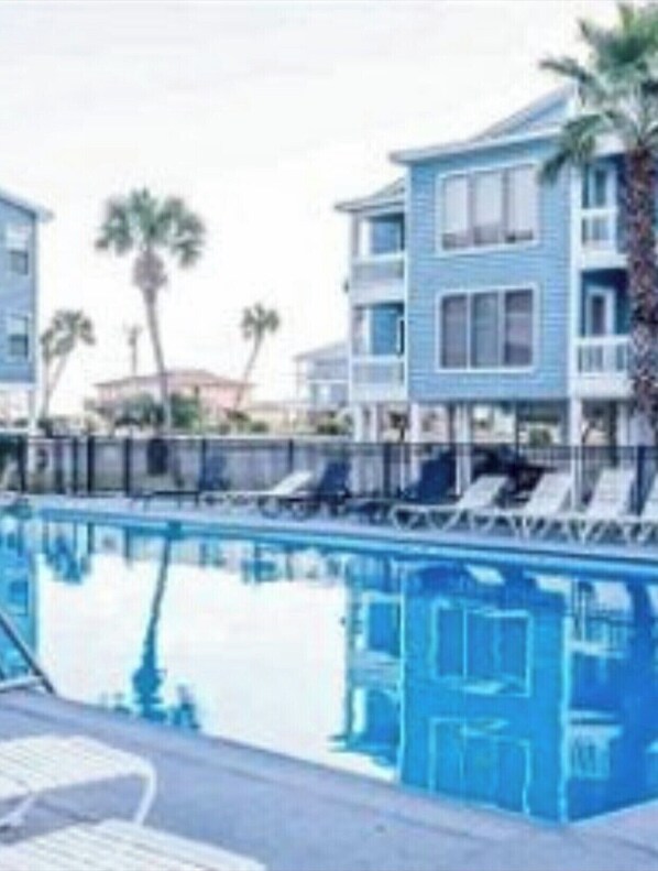 Outdoor pool - Three Bedrooms Sea Oats  Gulf Shores Condo  rents Saturday to Saturday (Gulf Shores)