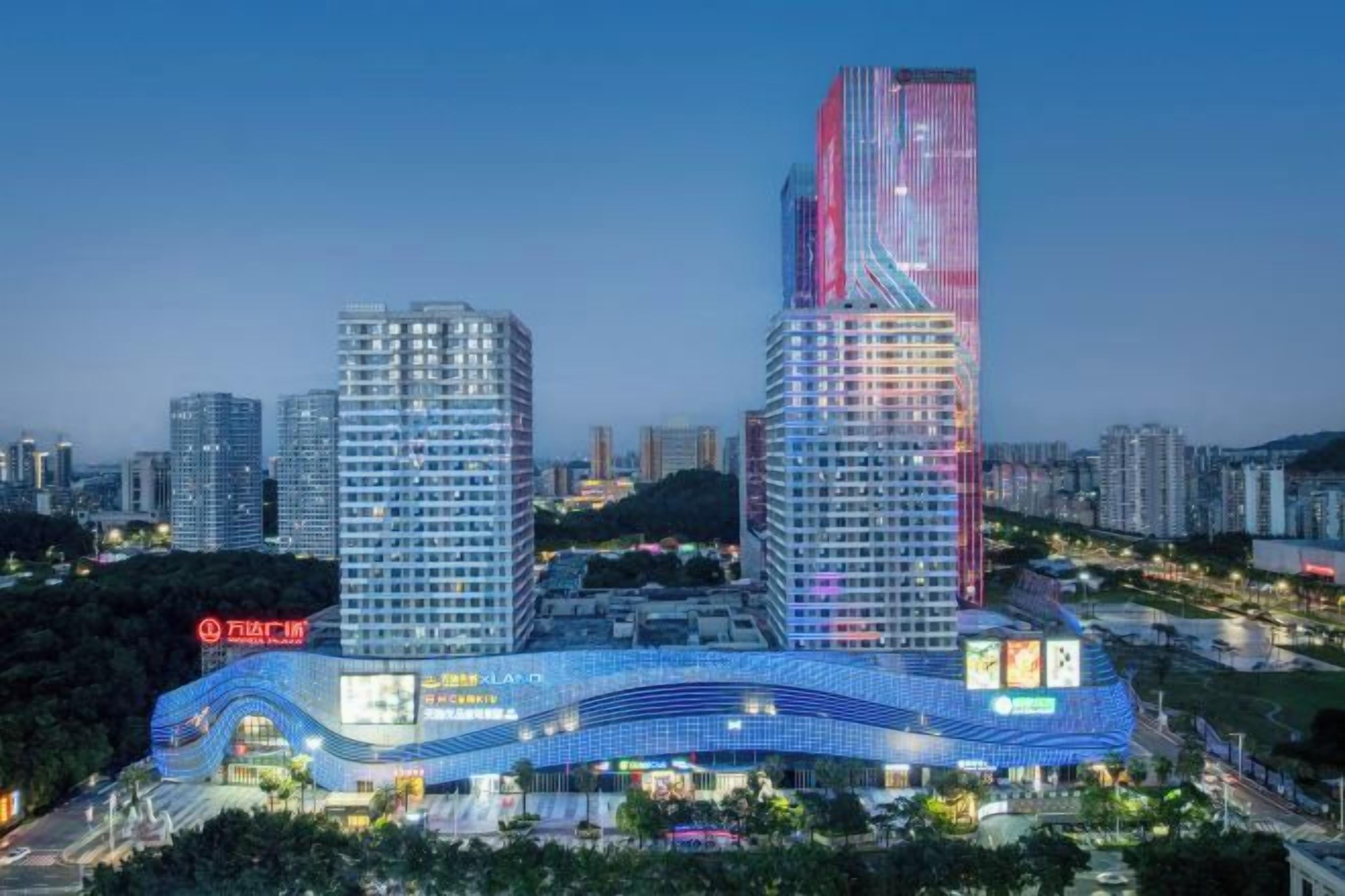 Un moderno edificio de gran altura con fachada curva y varios pisos.