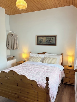 4 bedrooms, desk, iron/ironing board, free WiFi
