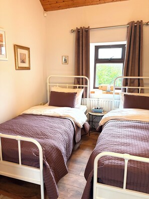 4 slaapkamers, een bureau, een strijkplank/strijkijzer, gratis wifi