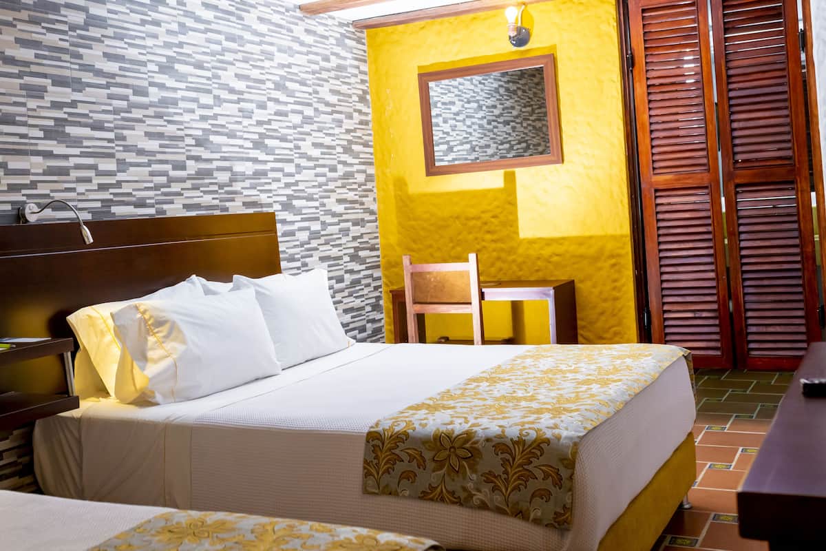 Quadrupla Standard | Biancheria da letto di alta qualità, minibar, una cassaforte in camera