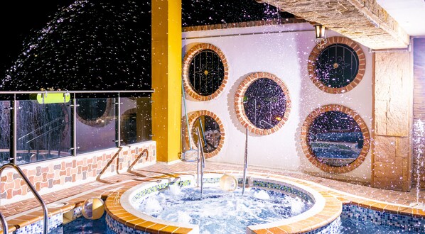 Una piscina cubierta