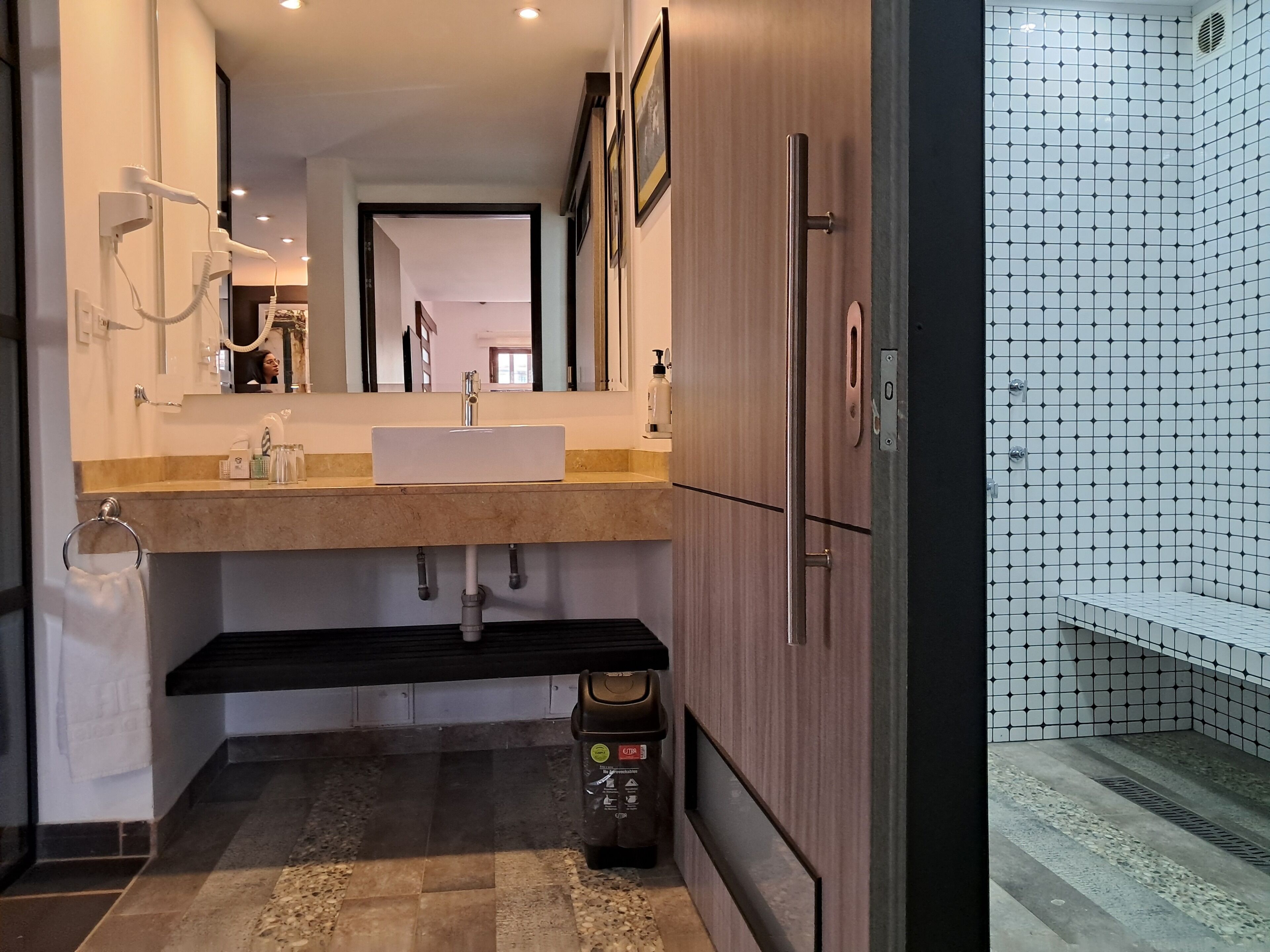 Une salle de bain moderne avec un lavabo, un miroir et un meuble.