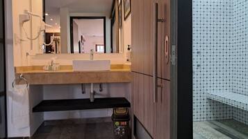 Une salle de bain moderne avec un lavabo, un miroir et un meuble.