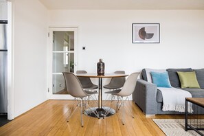 Apartment | In-room dining - Stunning 2 Bed Flat near Tower Bridge (London)