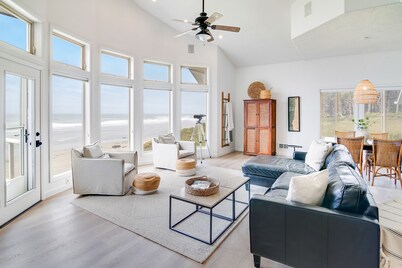 Ocean Front, Commanding Views, Sandy Beach, Seal Rock!