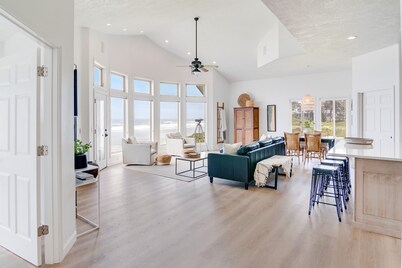 Ocean Front, Commanding Views, Sandy Beach, Seal Rock!