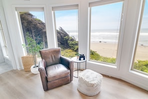 Interior - Ocean Front, Commanding Views, Sandy Beach, Seal Rock! (Seal Rock)