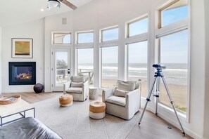 Smart TV, chimenea y futbolito 