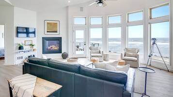 Smart-tv, een open haard en tafelvoetbal