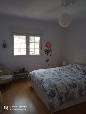 1 slaapkamer, een strijkplank/strijkijzer, gratis wifi, beddengoed