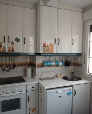 ثلاجة، ميكروويف، فرن، موقد طهي مسطح