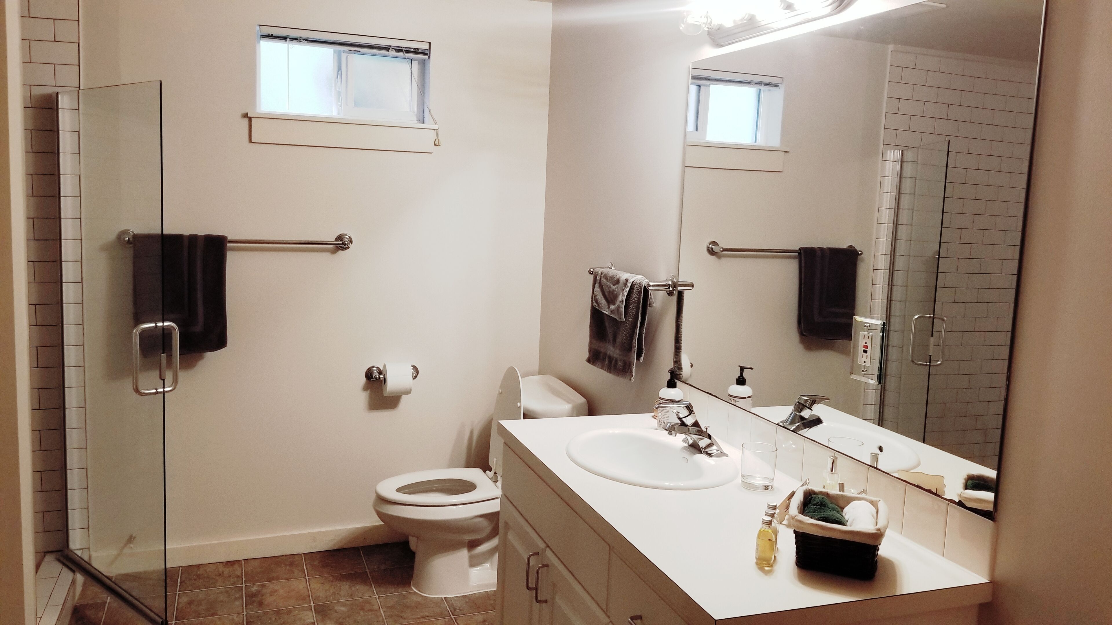 Dusj, hårføner, håndklær og såpe