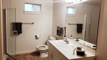 Dusj, hårføner, håndklær og såpe