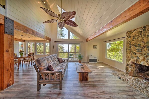 Smart TV, chimenea, reproductor de DVD y libros 