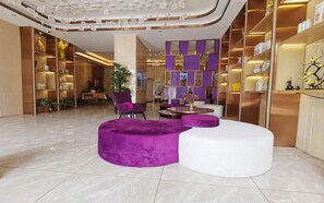 A modern lobby with a seating area, a reception desk, and a decorative wall. - Lavande Hotel (Shenzhen Airport Fuyong Metro Station) (Shenzhen)