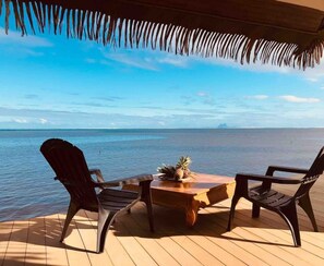 Outdoor dining - Ocean Front Bungalow (Tumaraa)