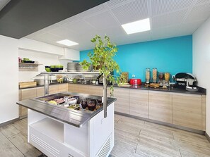 Buffet déjeuner servi tous les jours en supplément