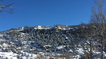 Paesaggio innevato con edifici su una collina.
