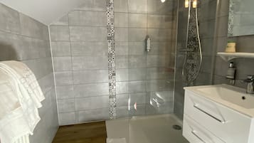Habitación cuádruple Confort | Baño | Amenidades de baño gratuitas, secadora de cabello, toallas