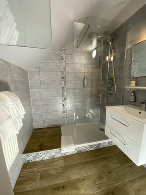 Habitación cuádruple Confort | Baño | Artículos de higiene personal gratuitos, secador de pelo y toallas