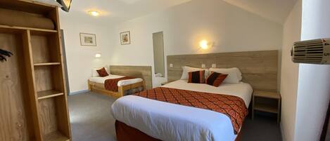 Habitación triple Confort | Escritorio y wifi gratis