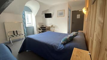Quarto com uma cama, uma escrivaninha e uma cadeira.
