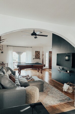 Smart-tv, pejs, bøger, stereoanlæg