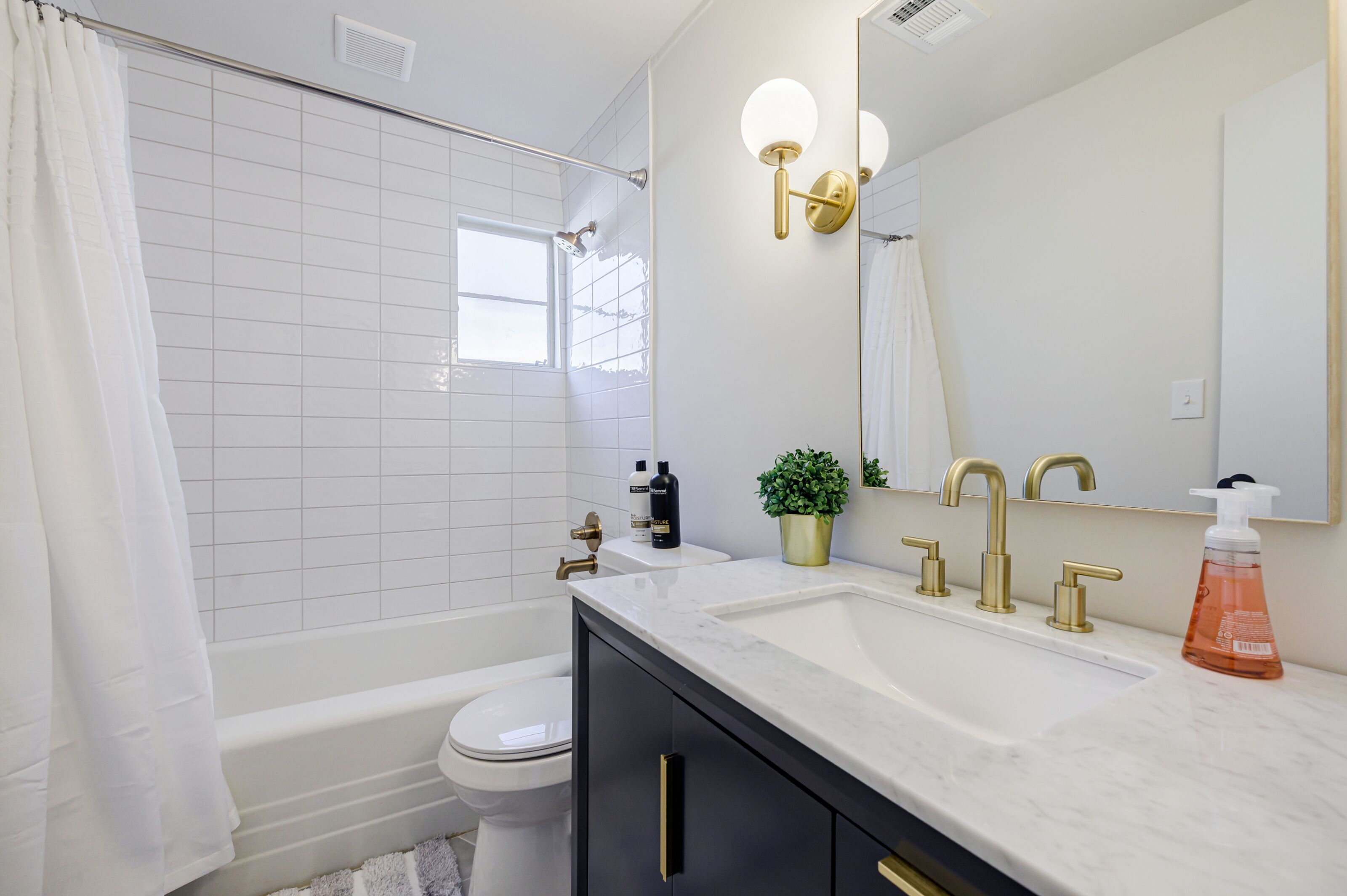Combined shower/bathtub, hair dryer, towels, soap