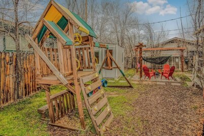 Updated 3-Bed Reno Home w/ Hammocks & King Beds near Casinos & University