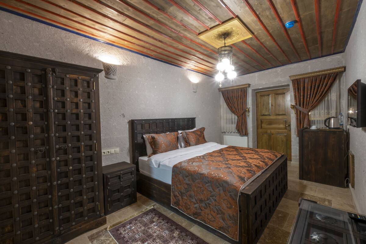 Standart Turk Hamamli Dag ve Vadi Manzarali Oda | 埃及棉床單、高級寢具、Select Comfort 床墊、迷你吧