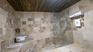 Un baño con ducha, inodoro y lavamanos.