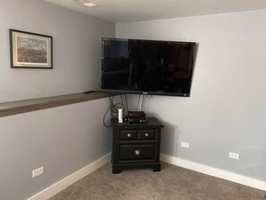 Interior - Cozy modern unit w/ easy access to downtown Chi (Oak Park)