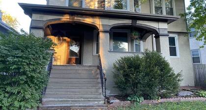 Cozy modern unit w/ easy access to downtown Chi