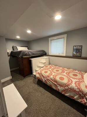 2 bedrooms, desk, free WiFi, bed sheets - Cozy modern unit w/ easy access to downtown Chi (Oak Park)