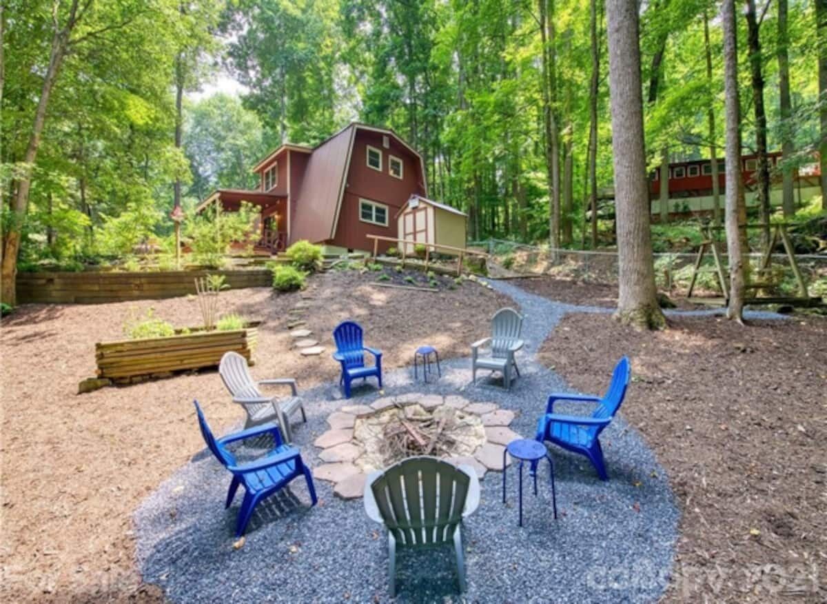 Summer fun!  Firepit- Fenced yard - Fireplace- Foosball!