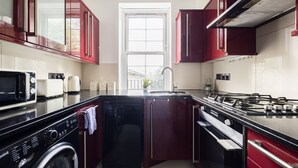 Apartment | Private kitchen | Full-size fridge, microwave, oven, stovetop - Modern Two Bedroom Apartment (London)