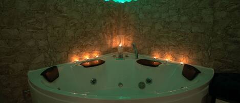 Een bad, een bubbelbad, een haardroger, een bidet