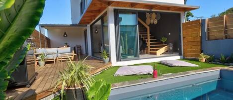 Een buitenzwembad, een verwarmd zwembad